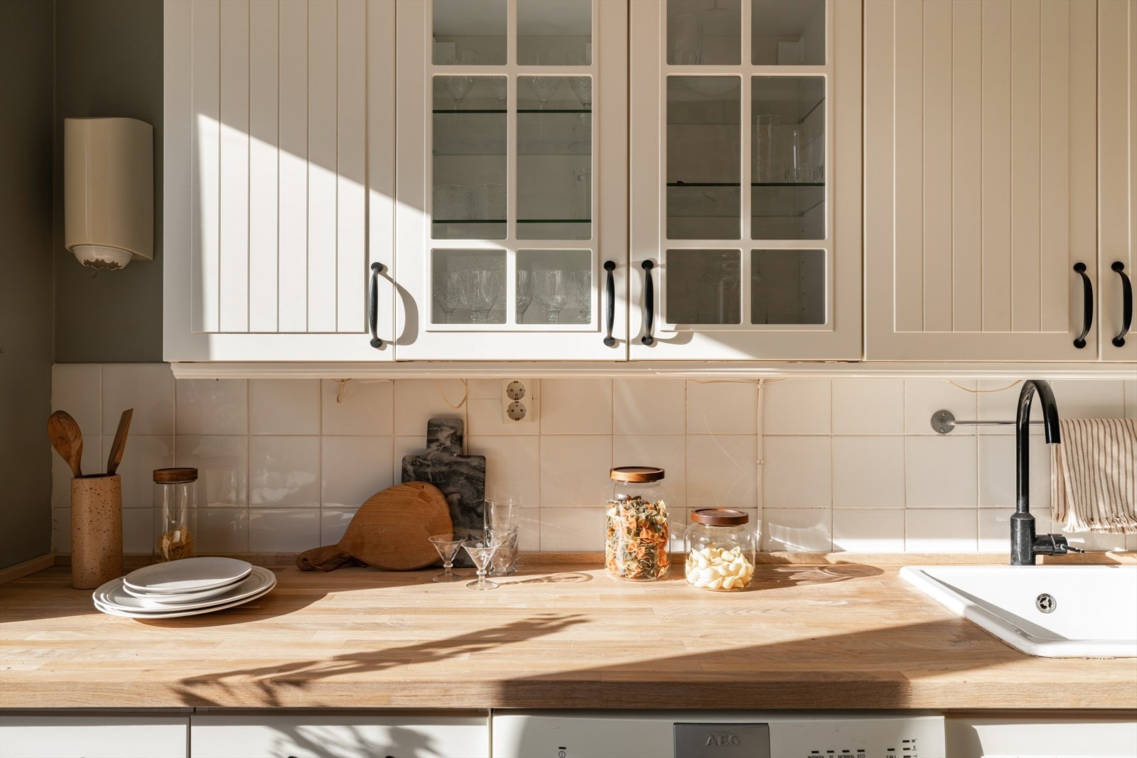 Innredningen byr på god skap- og benkeplass Galleribilde