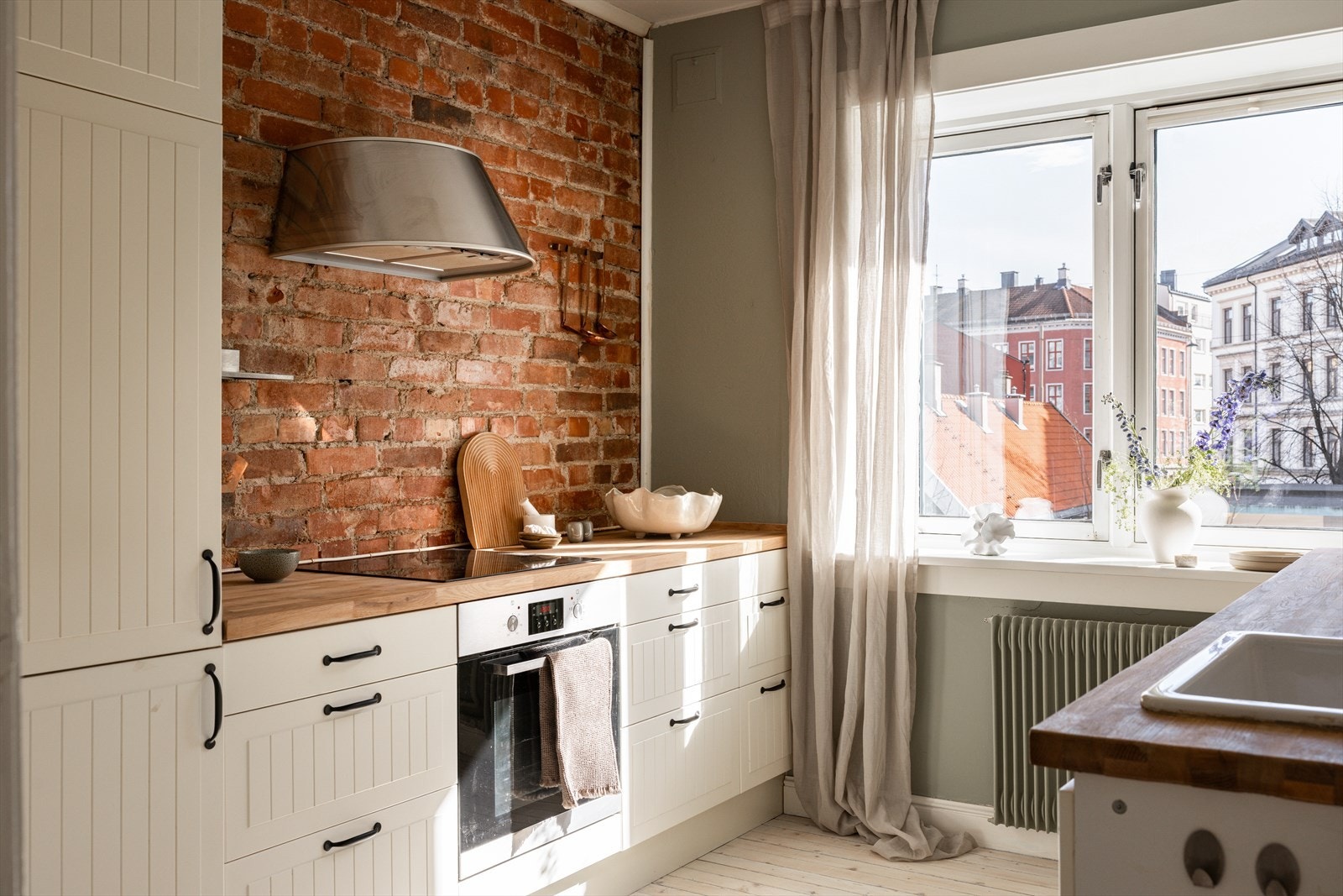 En pen 2-roms med detaljer som teglsteinsvegg og originale tregulv Galleribilde