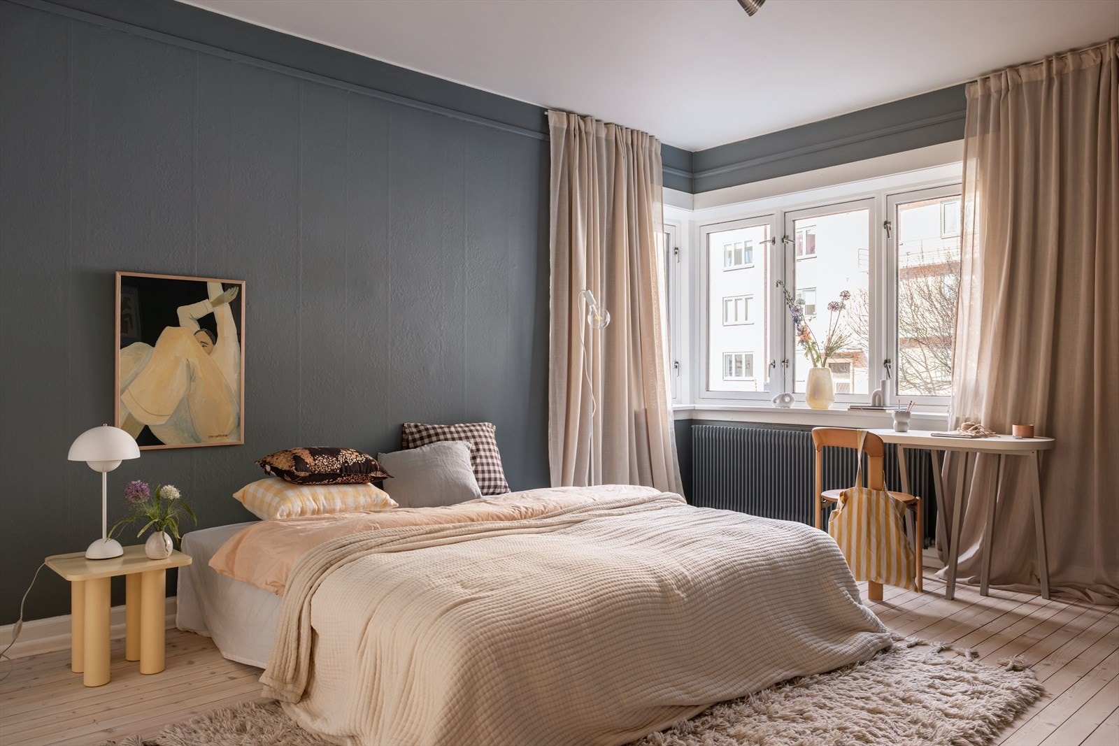 Leiligheten har en gjennomgående planløsning med stor stue, separat kjøkken, et soverom vendt mot bakgård, flislagt bad og entré Galleribilde