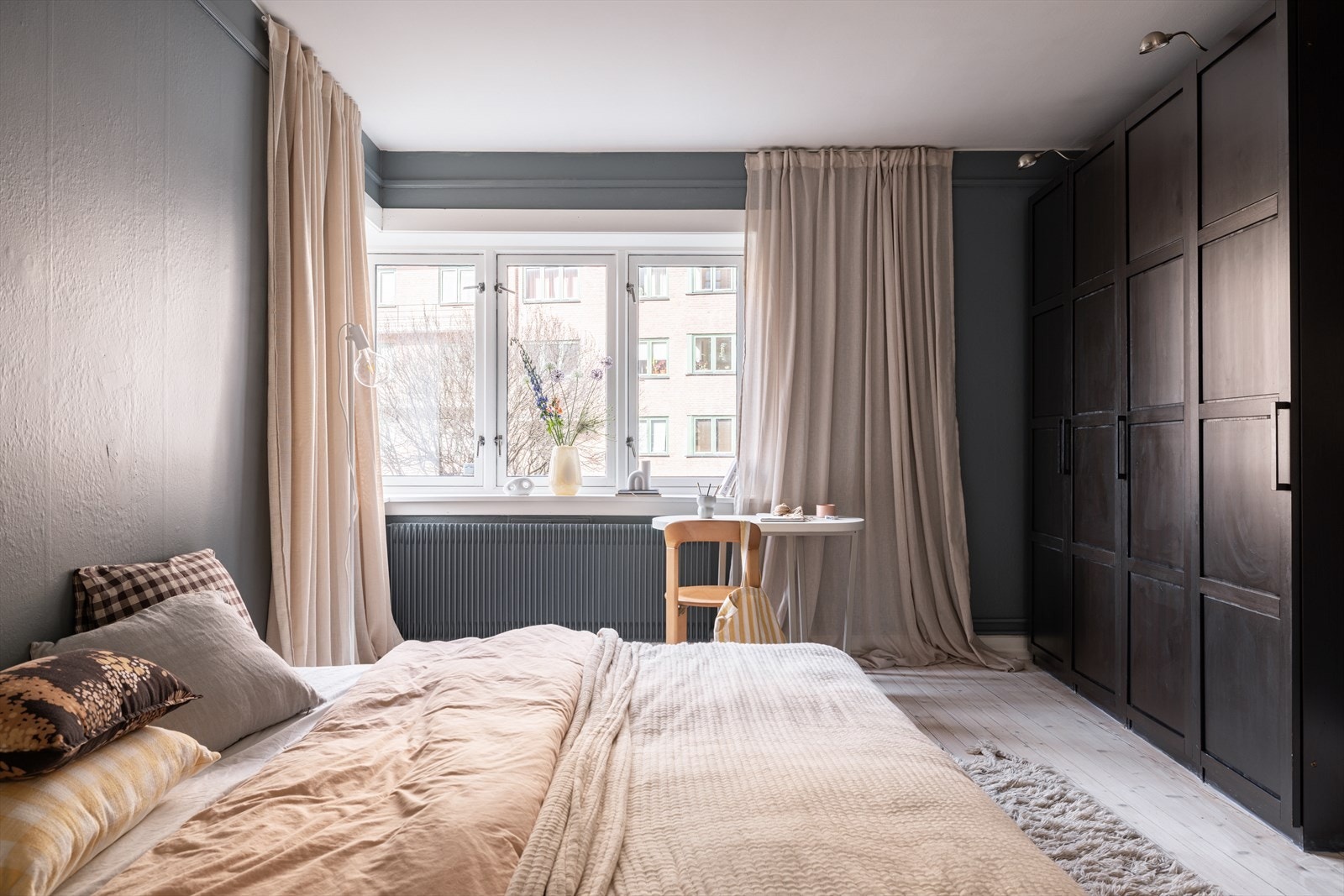 Lunt og behagelig soverom vendt mot rolig bakgård Galleribilde