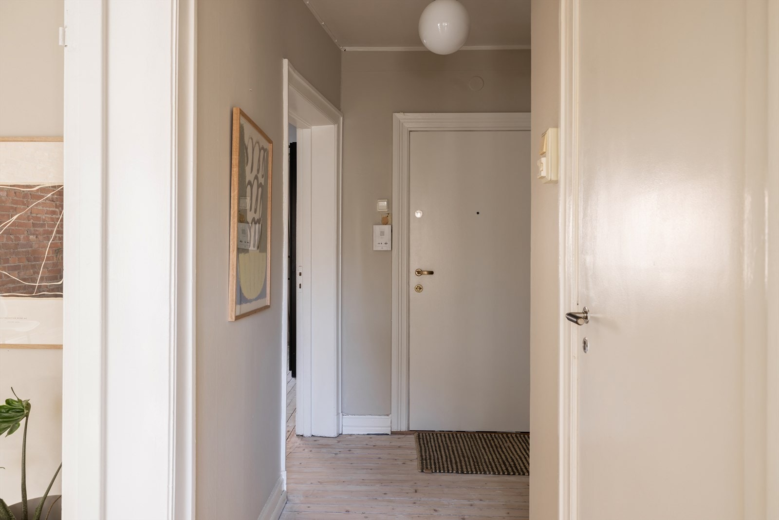 Innbydende entré med plass til oppheng av ytterklær Galleribilde