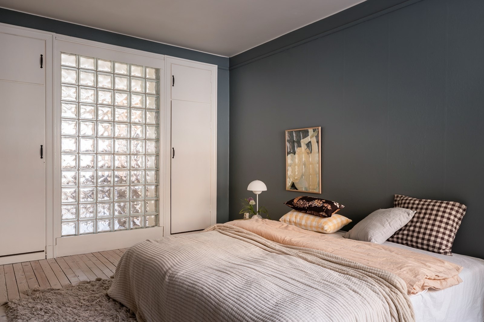 Soverommet er svært romslig med plass til dobbeltseng, nattbord og garderobeskap Galleribilde