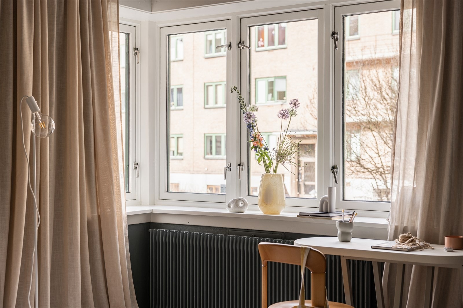 Leiligheten ligger i byggets 2. etasje Galleribilde