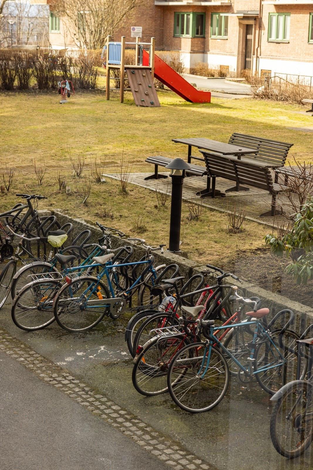 Sykkelparkering i bakgården. Det er også et stort sykkelskur med tak i bakgården. Galleribilde