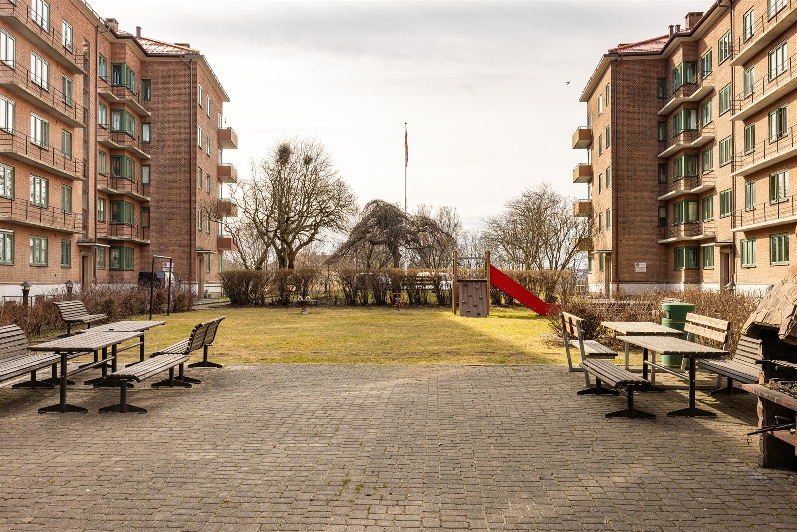 Hyggelig bakgård med flotte grøntarealer og flere sittegrupper Galleribilde
