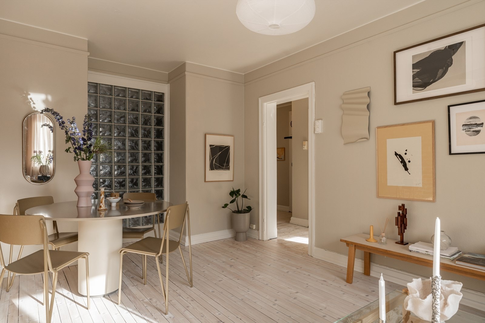 Leiligheten ligger i et veldrevet borettslag som nylig har blitt oppgradert med nytt callinganlegg, og med planlagte arbeider i bakgård og øvrig fellesareal Galleribilde