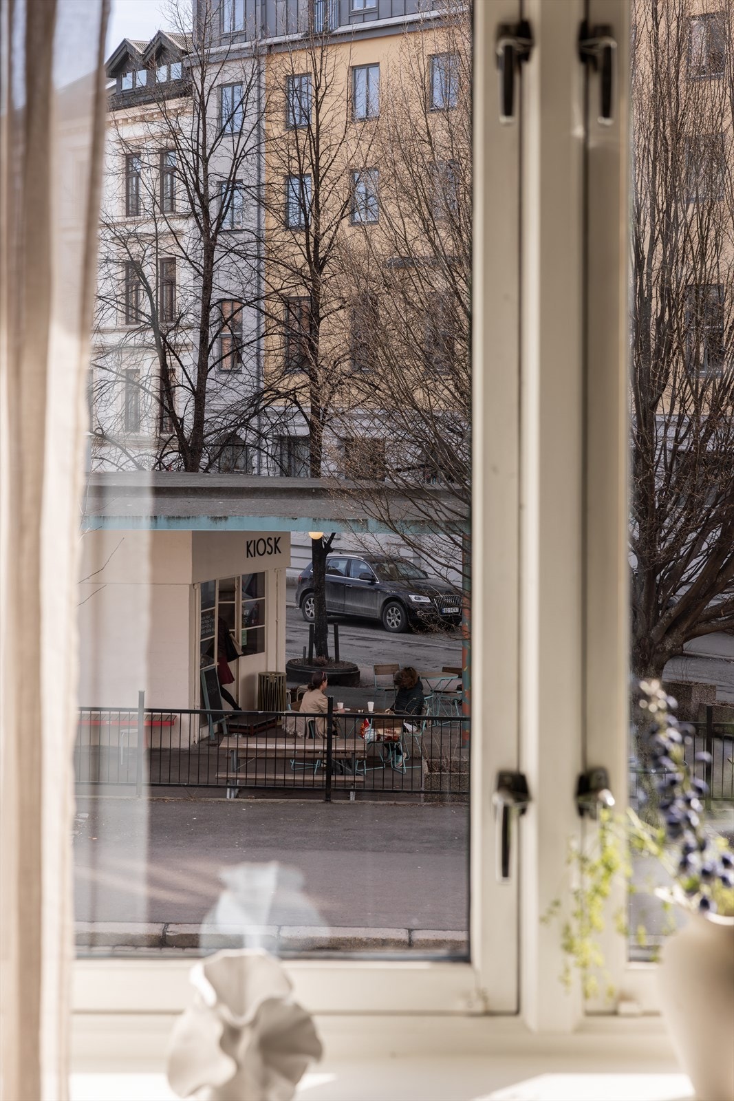 Superkoselig cafee rett itenfor. Kiosk har god kaffe, bakst og hyggelig uteservering om sommeren. Galleribilde