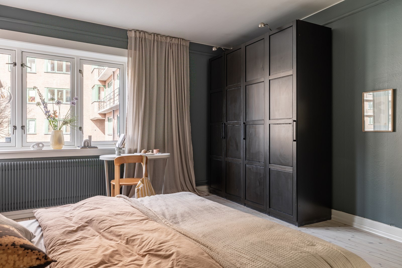 Garderobeskap medfølger Galleribilde