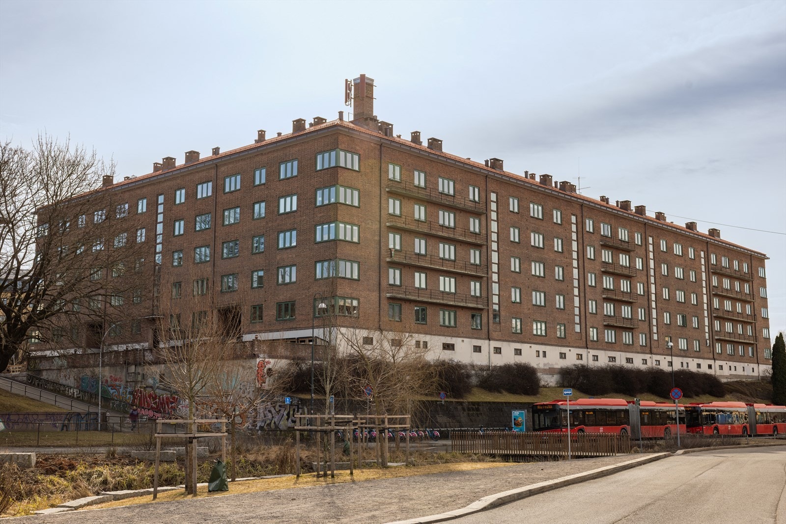 Det arrangeres sommerfest i borettslaget der beboerne kan samles Galleribilde