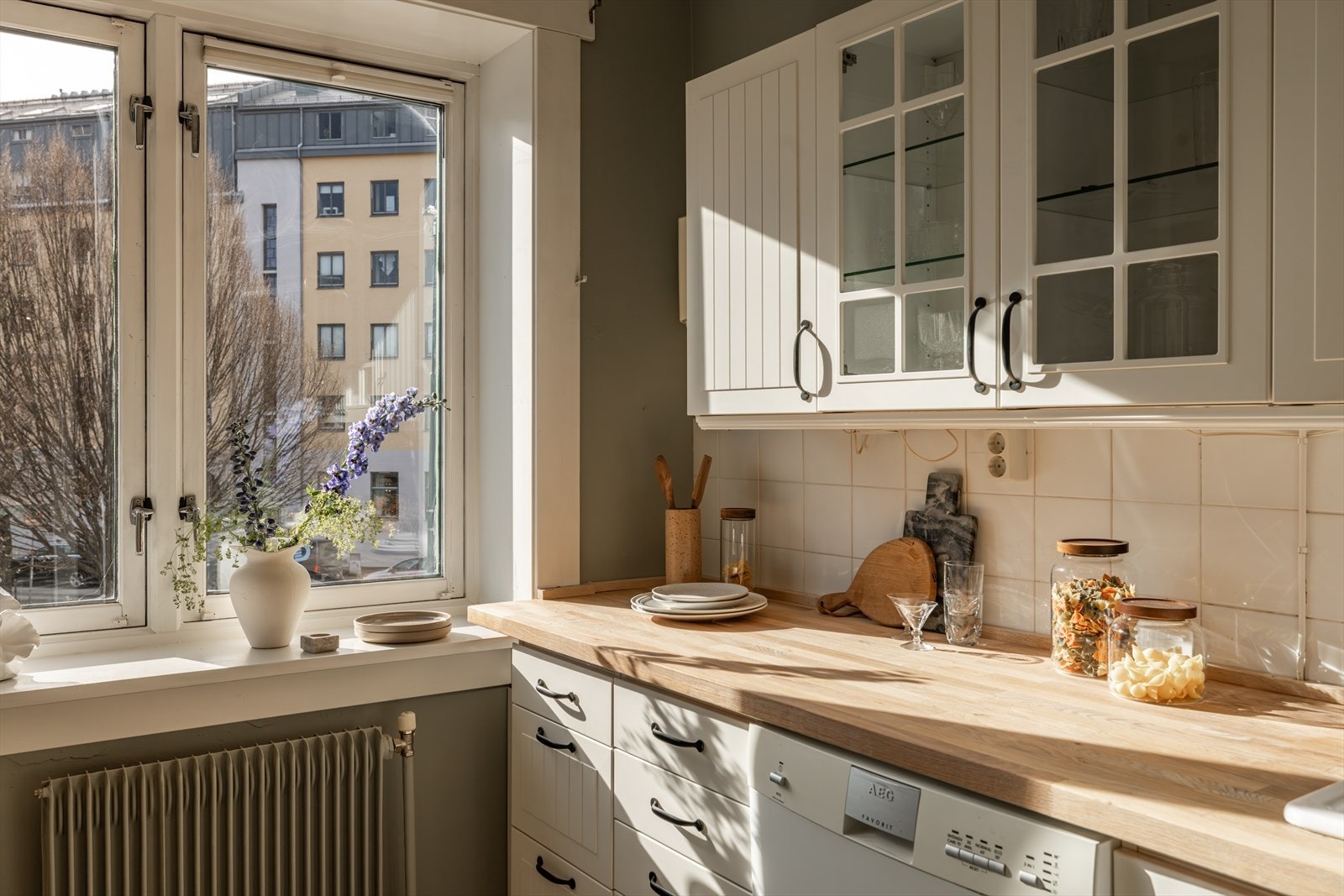 Kjøkkenet er utstyrt med integrerte hvitevarer som komfyr, platetopp og kjøleskap, samt opplegg for vaskemaskin Galleribilde