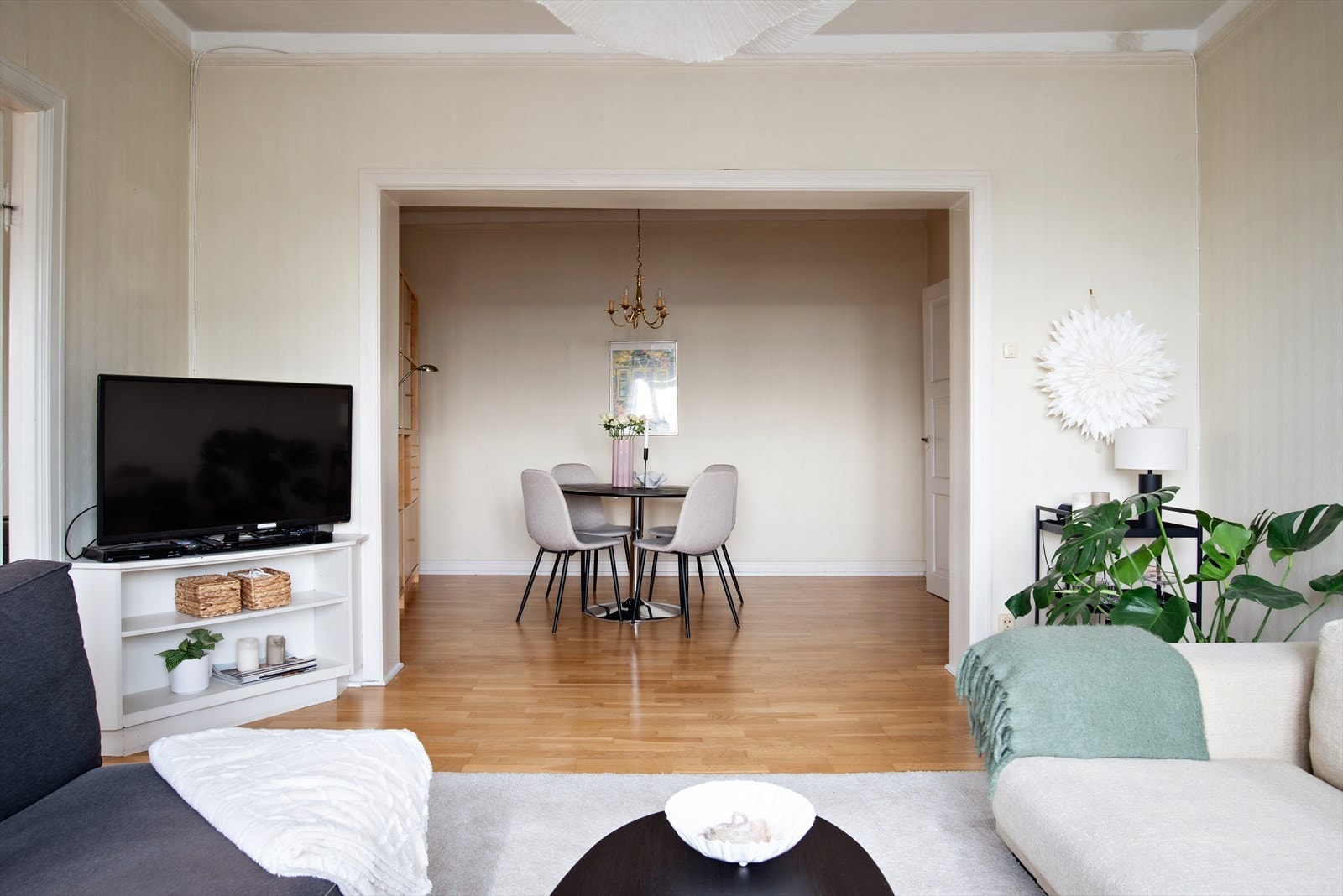 Fra entréen kommer man inn i en romslig hall, som i dag benyttes som spisestue Galleribilde