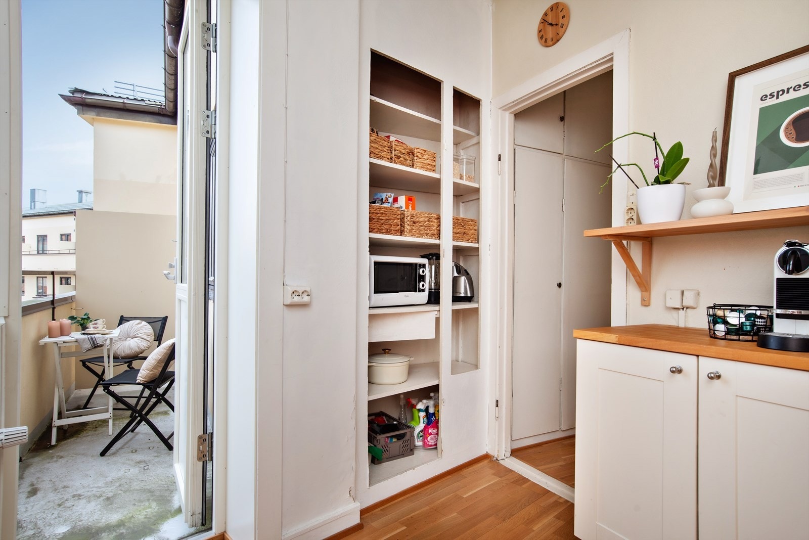 Fra kjøkken er det utgang til en solrik balkong på ca. 5 kvm Galleribilde