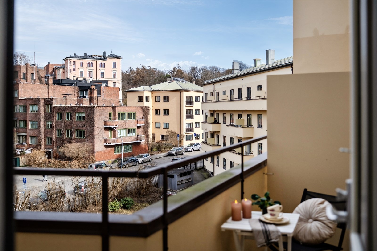 En romslig 3(4)-roms leilighet med ettertraktet beliggenhet og moderniseringbehov Galleribilde