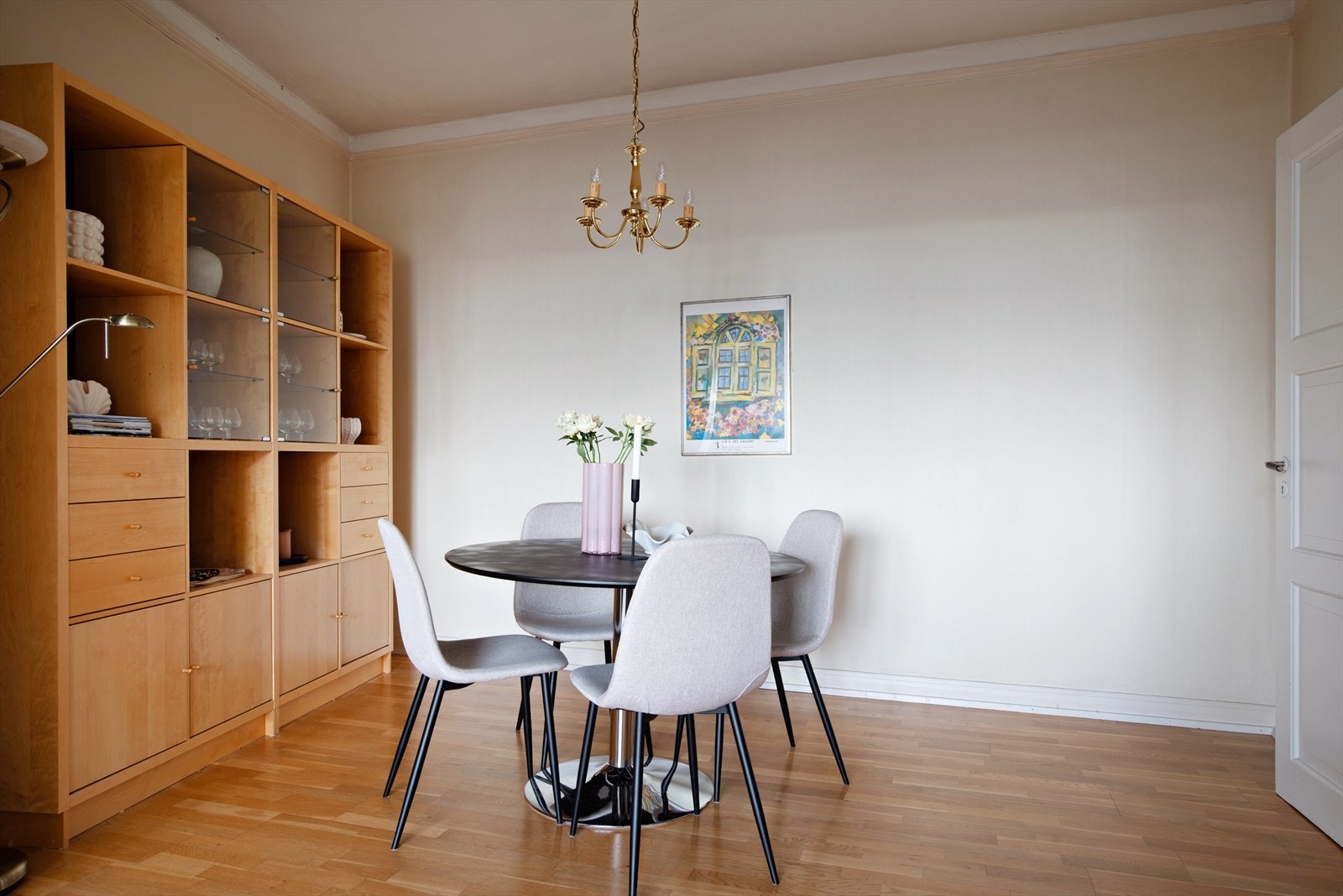 Mulighet for å flytte kjøkkenet og lage et ekstra soverom, kjøper må undersøke løsningen nærmere Galleribilde