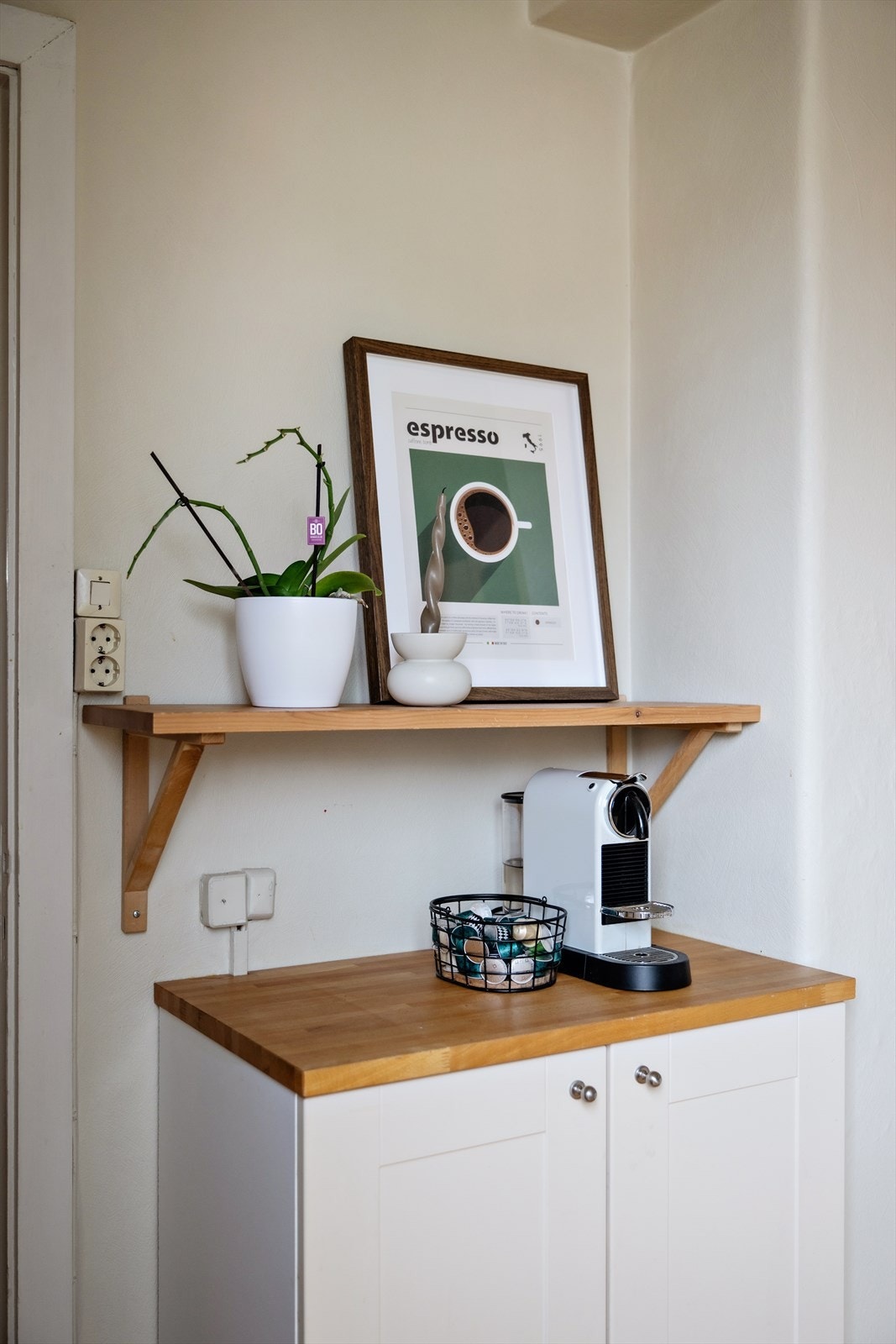 Innredningen har glattlaminerte fronter, fliser mellom overskap og benkeplate i tre Galleribilde