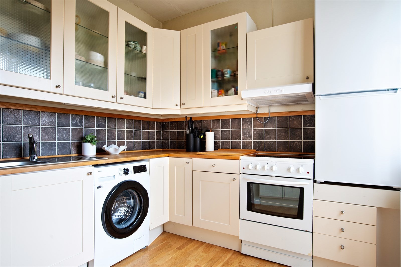 Separat kjøkken med rikelig skap- og benkeplass Galleribilde