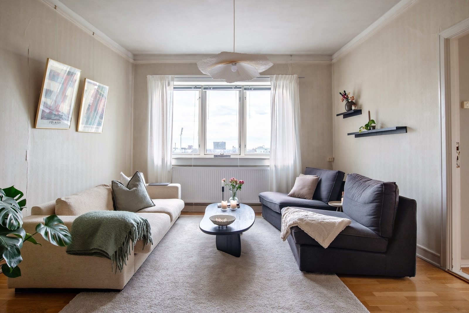 Stuen oppleves lys og luftig med takhøyde på ca. 2,73m Galleribilde