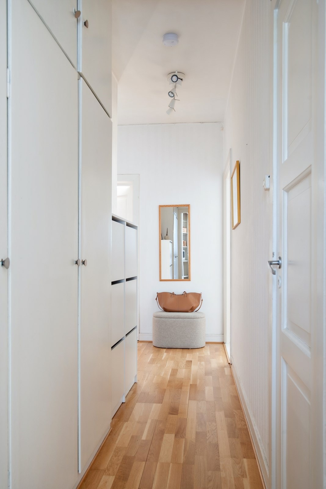 Lys og innbydende entré med plass til oppheng av yttertøy Galleribilde