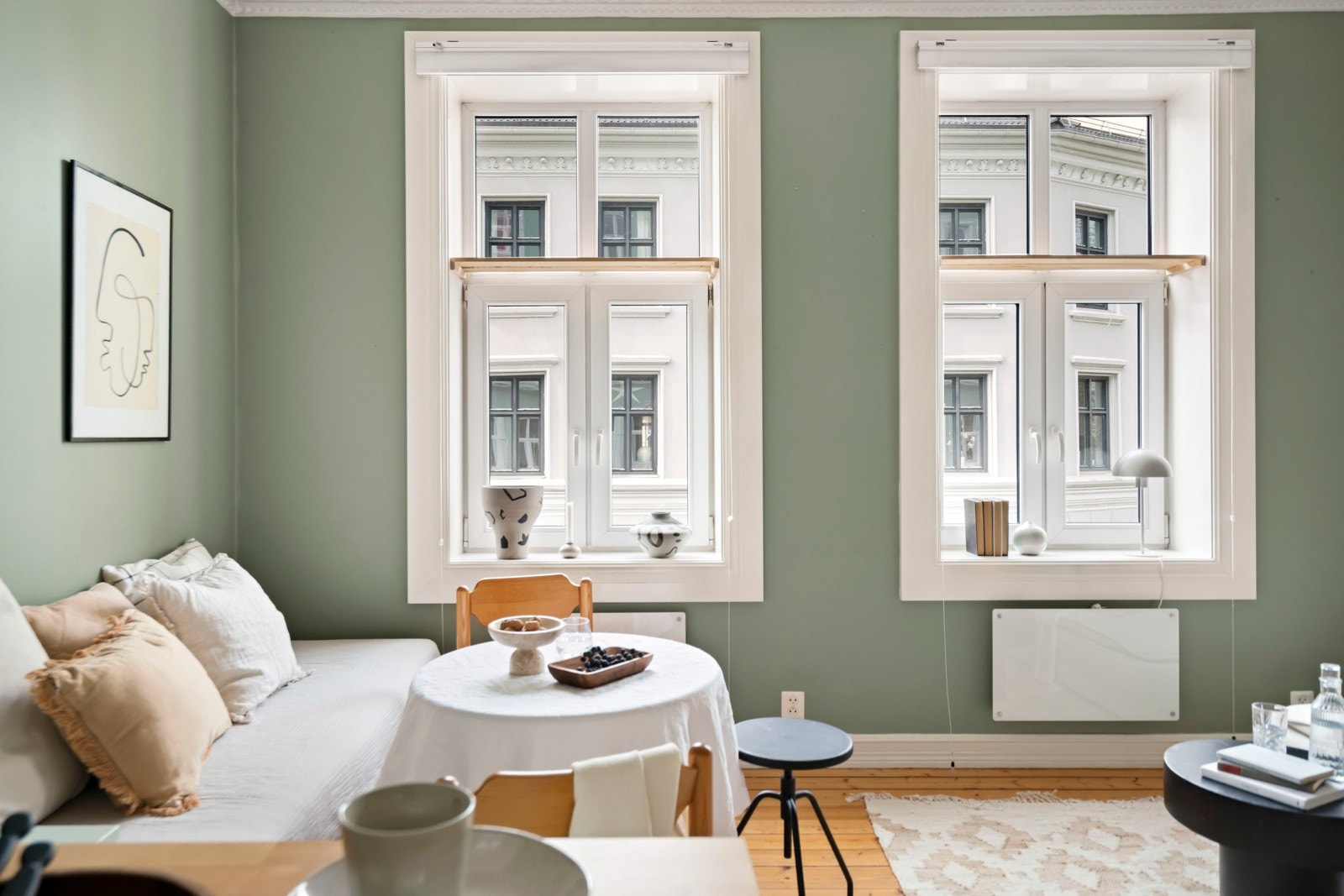 Langstrakte klassiske vinduer med dype karmer slipper inn rikelig med naturlig lys, mens den generøse takhøyden på 2,9 meter skaper en luftig og romslig atmosfære. Galleribilde