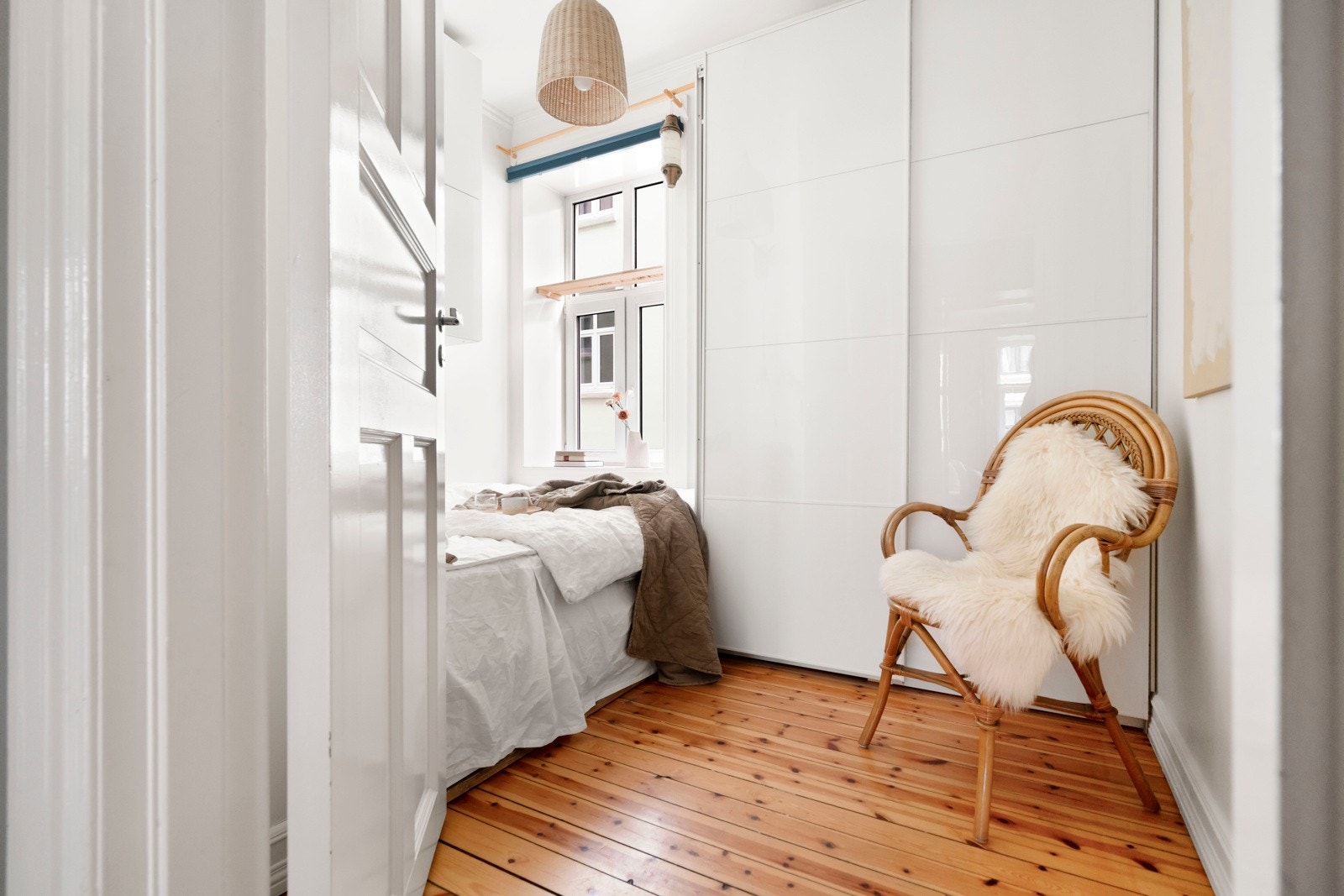 Lyst og hyggelig soverom med stor og praktisk skyvedørsgarderobe. Galleribilde