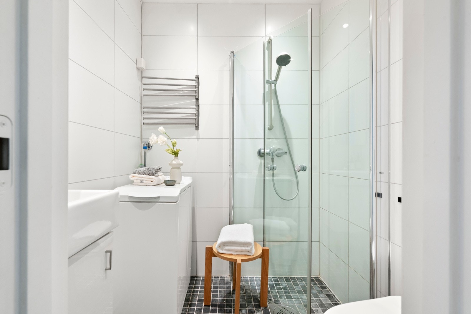 Lekkert flislagt bad med gulvvarme. Ifølge tidligere prospekt ble badet pusset opp i 2011. Galleribilde