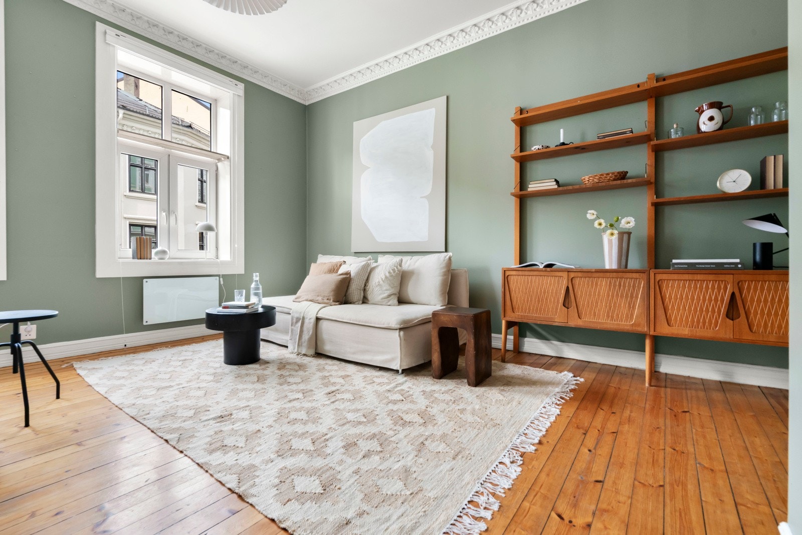 Stuen lar seg enkelt innrede med sofagruppe, spisebord og oppbevaringsmøbler. Galleribilde