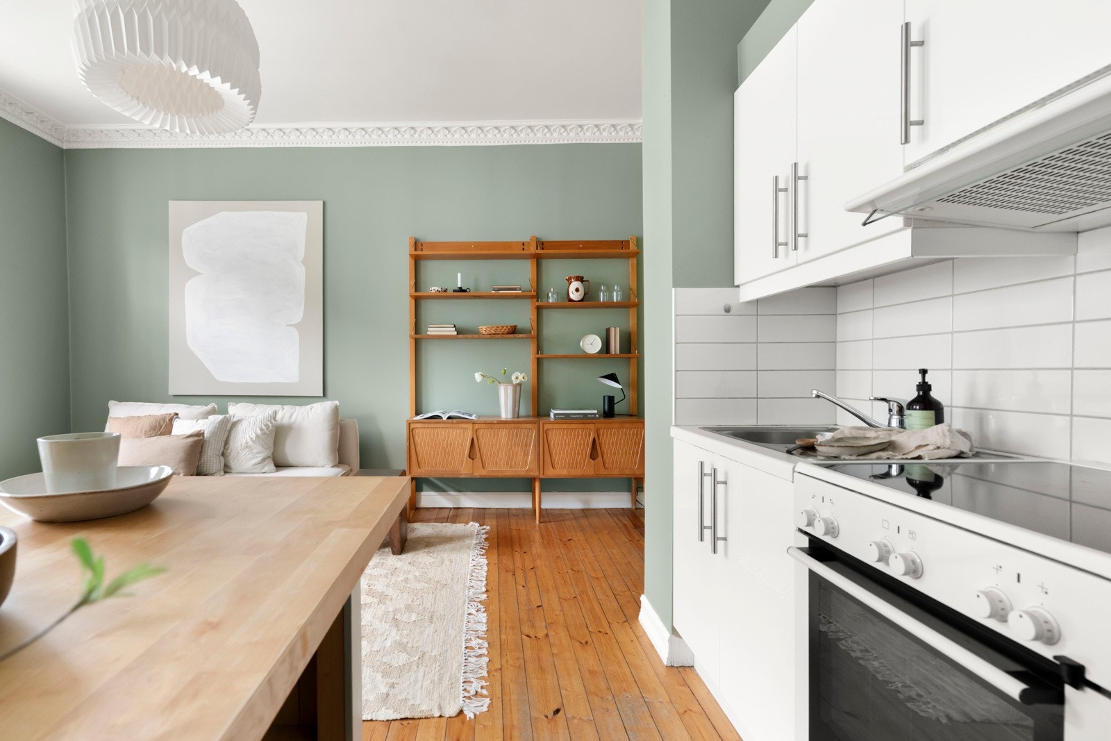 Kjøkkenet har en hyggelig og sosial åpen løsning mot stuen, som gir et stort hyggelig og sosialt allrom. Galleribilde