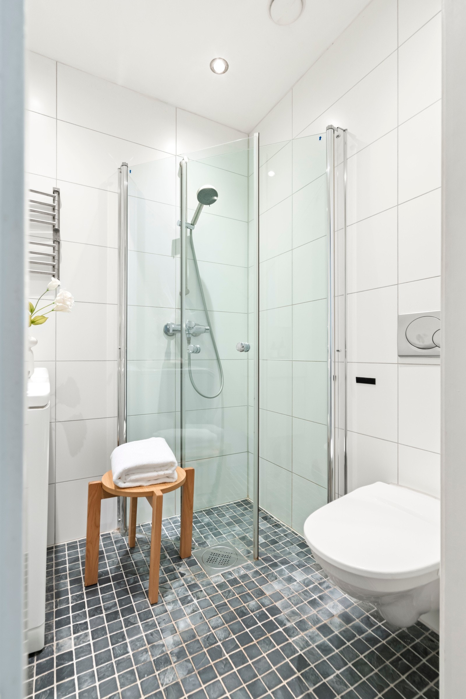 God belysning med downlights med dimmer. Det er opplegg for vaskemaskin. Galleribilde