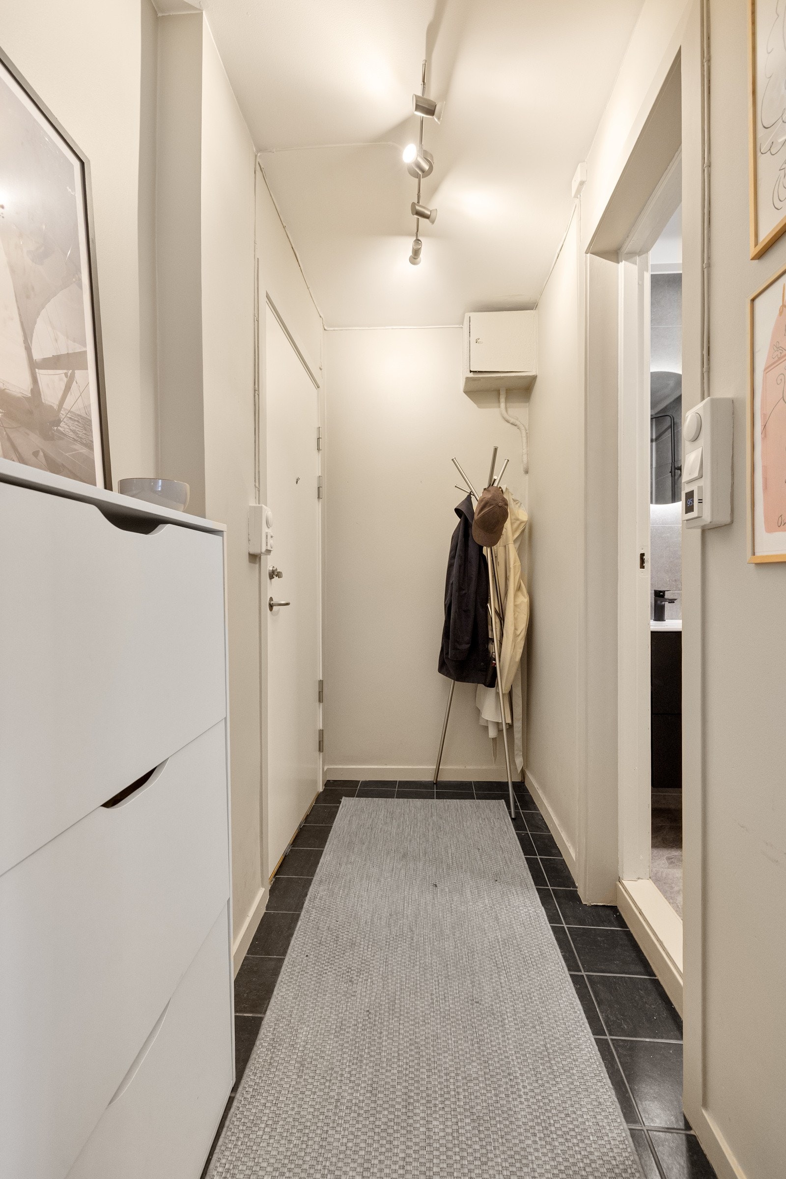 Velkommnen inn! Her er det god plass til å henge fra seg yttertøy og sko. Galleribilde