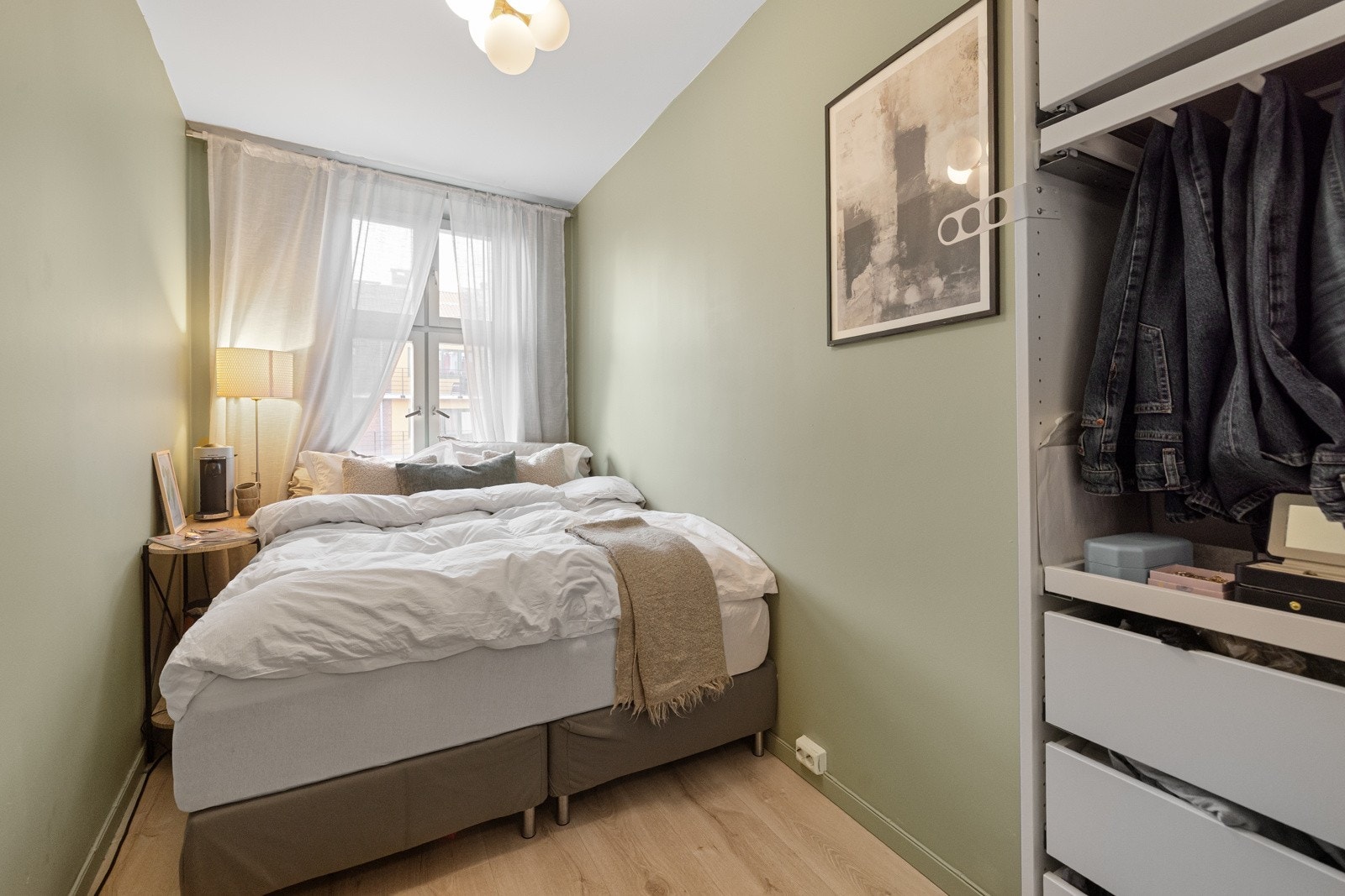 Leiligheten har et stilrent og romslig soverom med rikelig lysinnslipp. Galleribilde