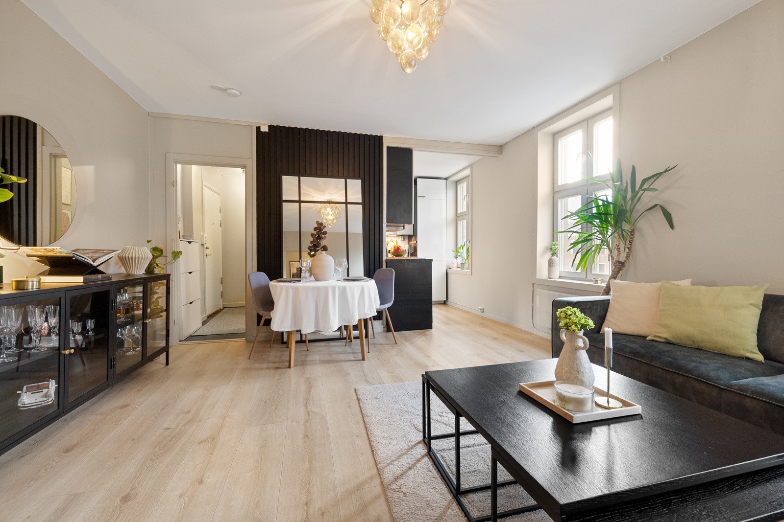 Videre holder leiligheten en gjennomgående god standard - her kan du flytte rett inn! Galleribilde