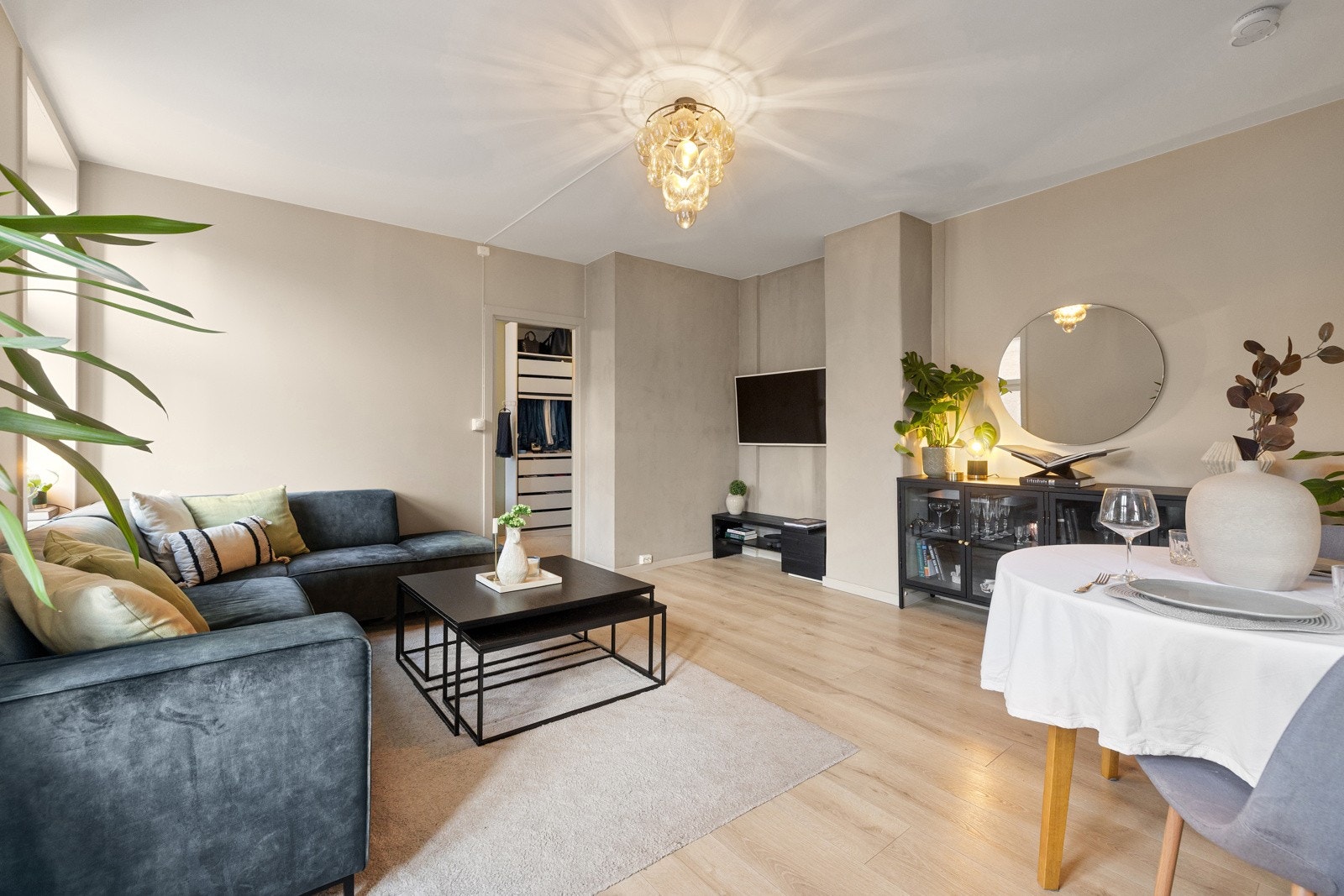 Leiligheten har en flott stue med store vindusflater og god himlingshøyde. Galleribilde