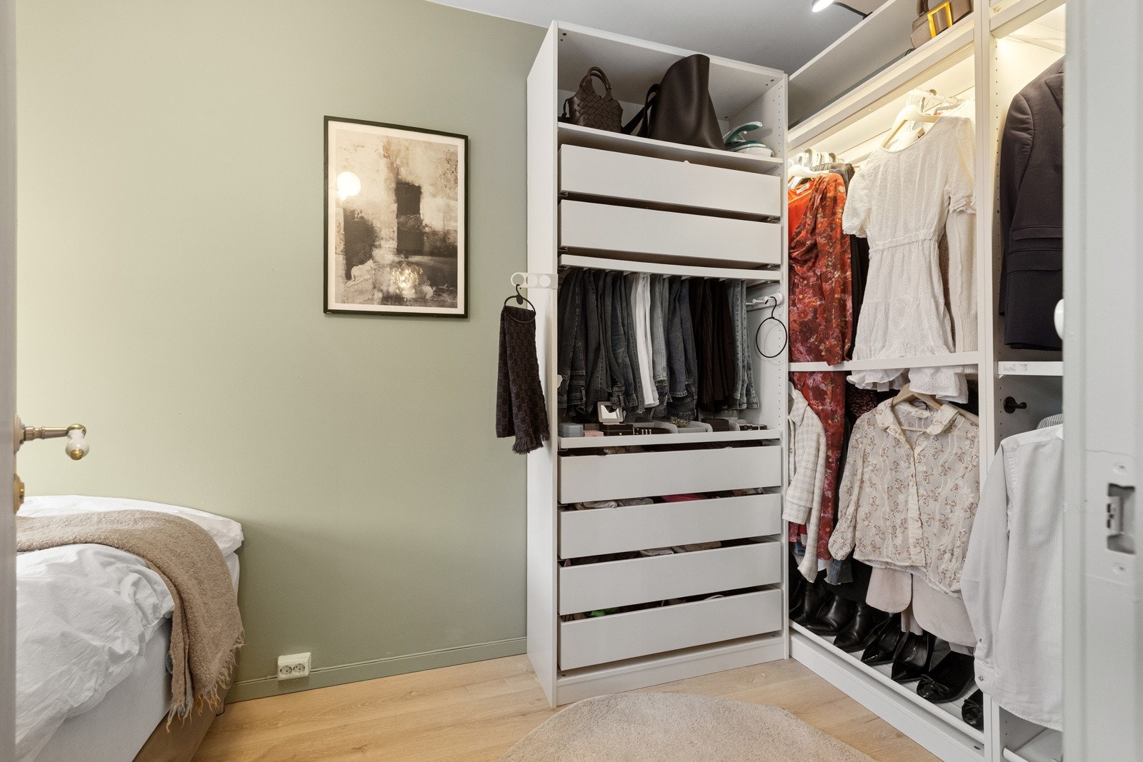 Rommet har godt med oppbevaringsplass til klær i stort garderobeskap. Galleribilde