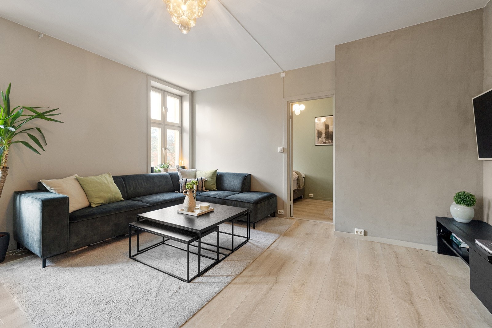 Lysinnslippet fra de store vindusflatene gir en god romfølelse. Galleribilde