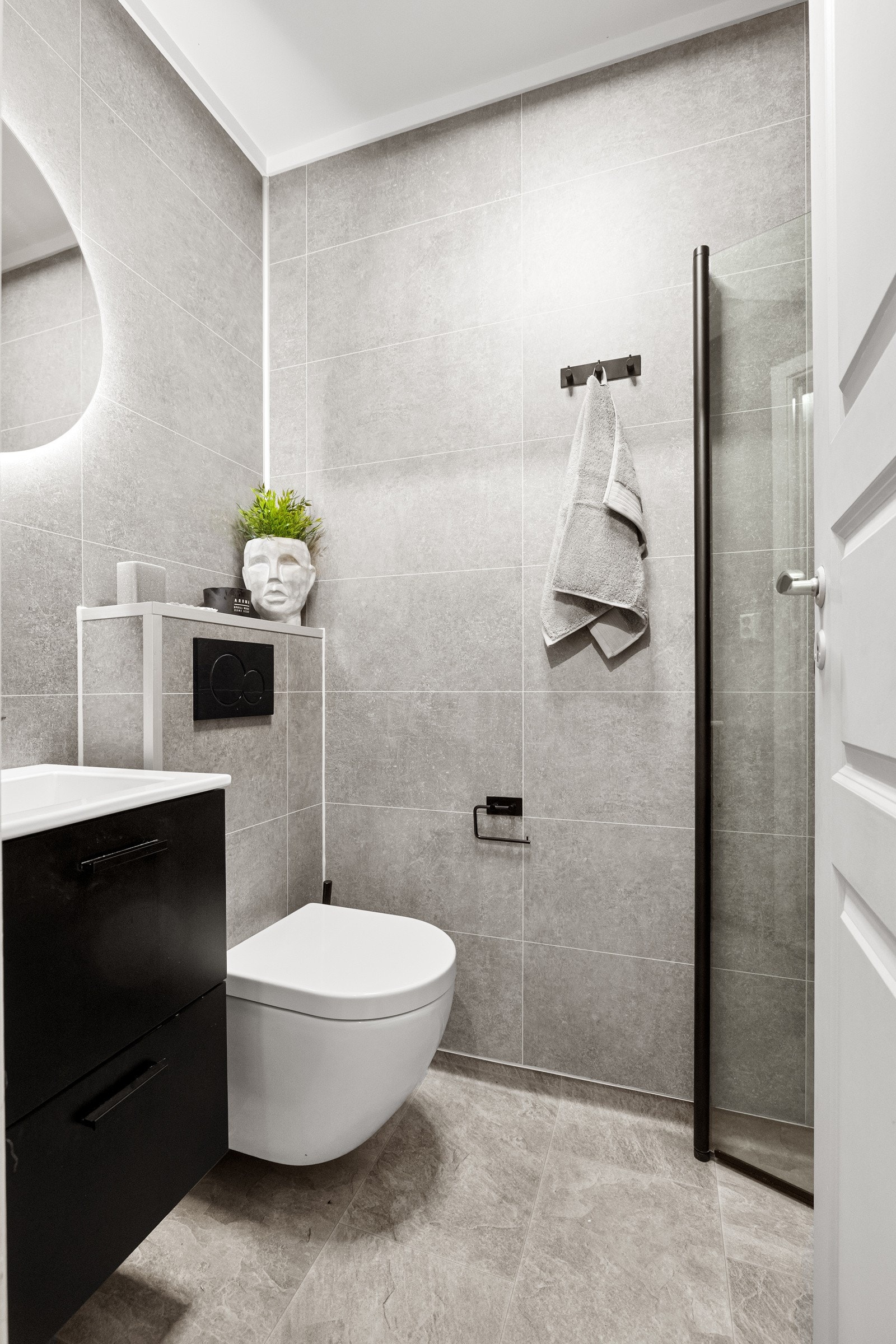 Det delikate badet ble pusset opp i 2023 og består av servant, dusjhjørne med garnityr, blandebatteri og glassdører, gulvmontert toalett og opplegg for vaskemaskin. Galleribilde