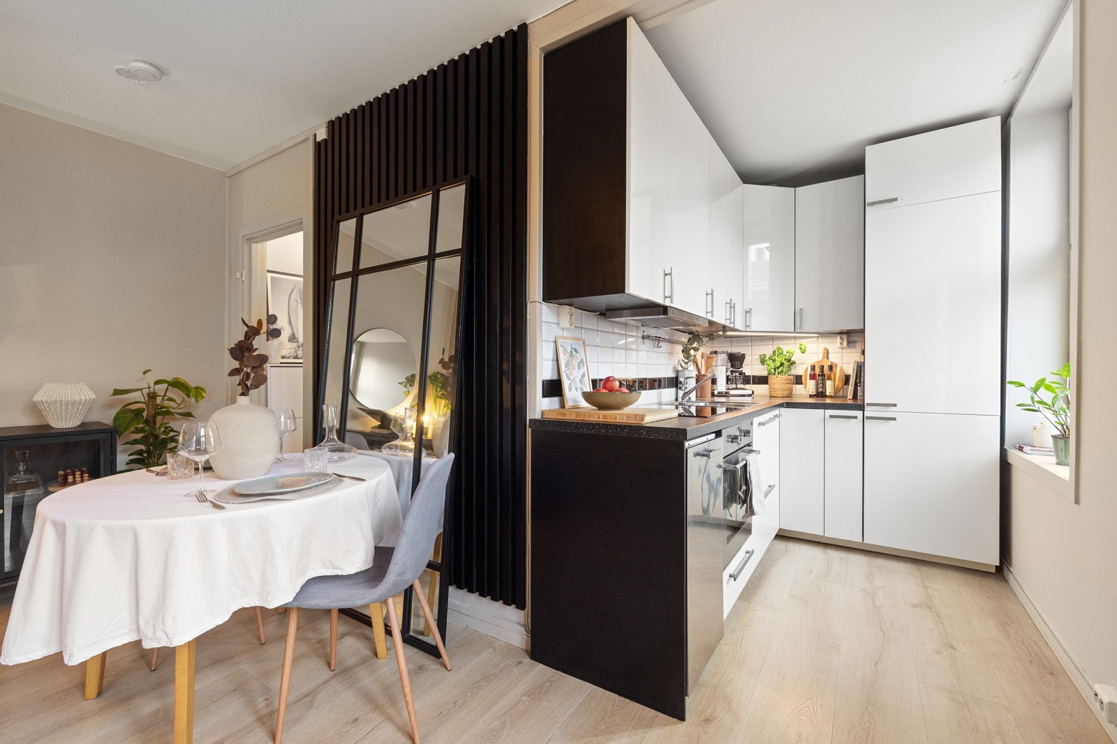 Kjøkkenet ligger i en sosial og åpen løsning til stuen. Galleribilde