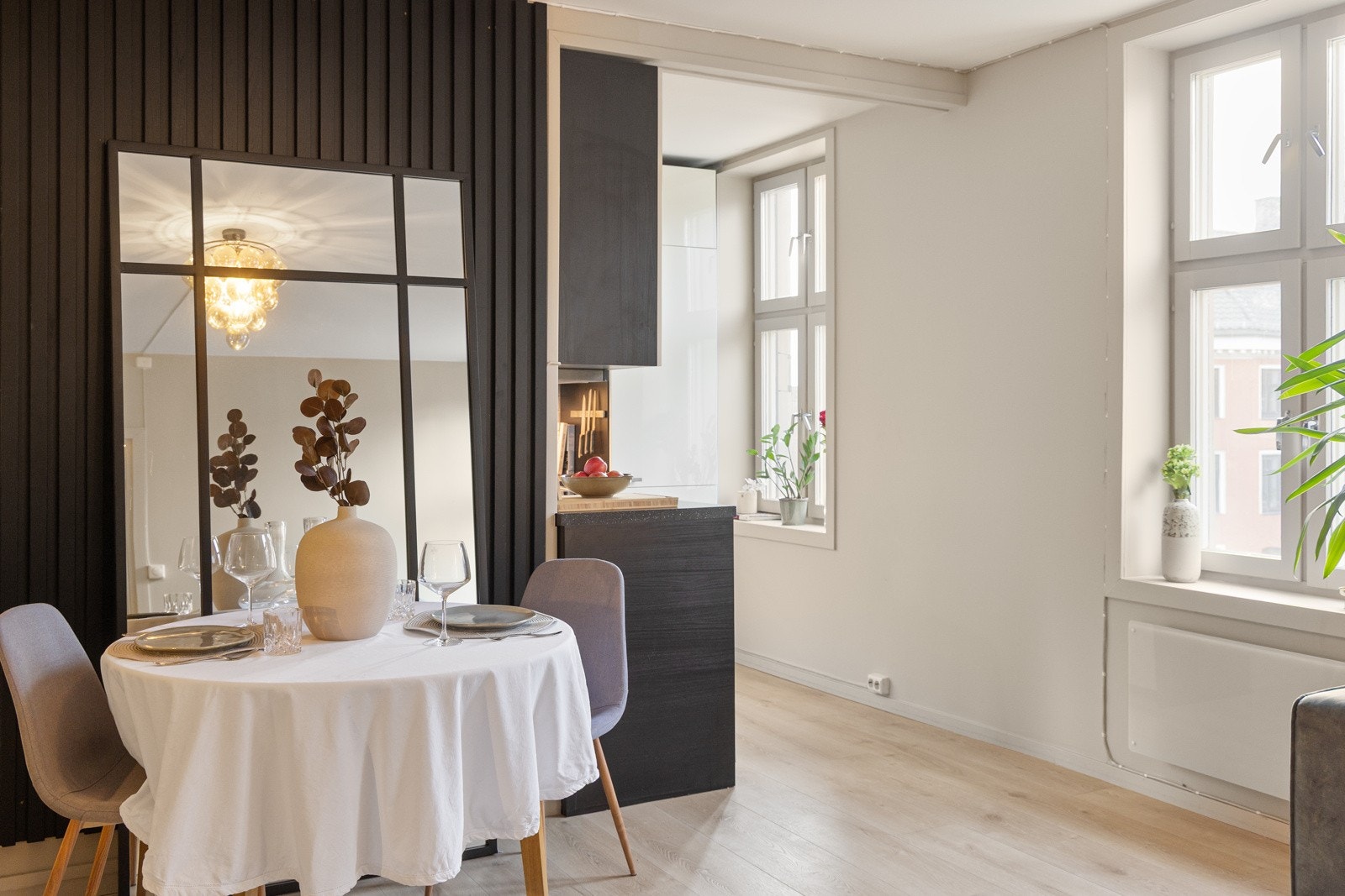 Det er plass til spisebord mellom stue og kjøkken. Galleribilde