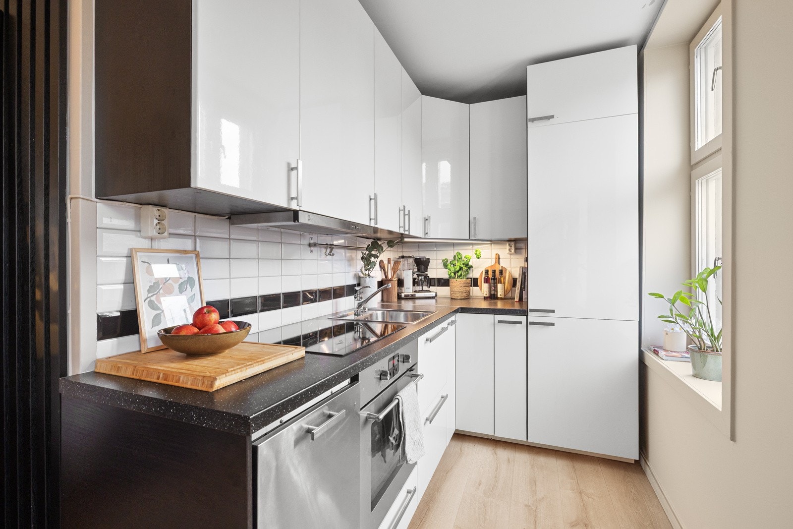 Moderne kjøkken med glatte fronter og laminerte benkeplater. Galleribilde