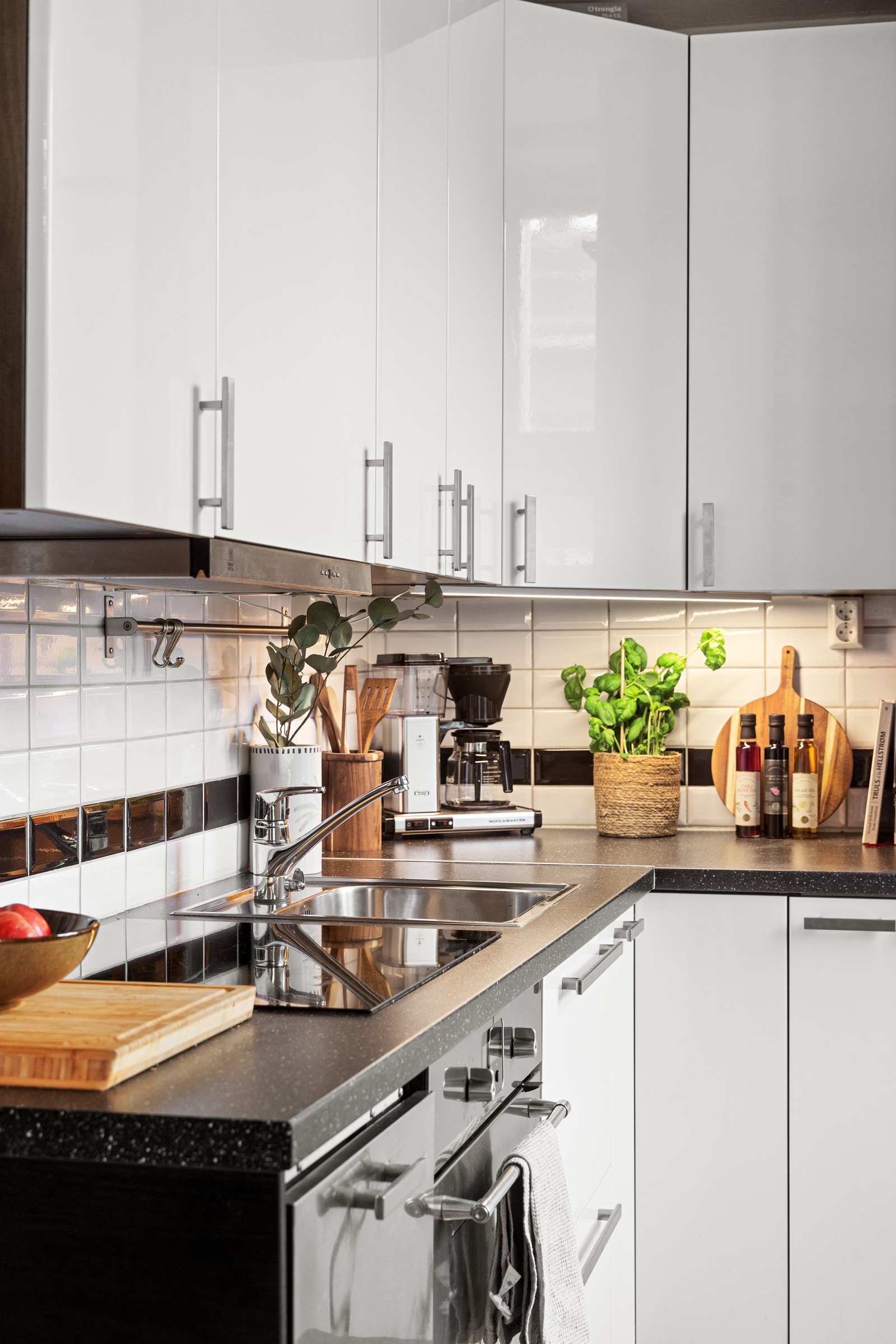 Det er fliser mellom benk og overskap og godt med oppbevaringsplass. Kjøkkenet har integrert platetopp, stekeovn, oppvaskmaskin og kjøleskap med fryser. Galleribilde