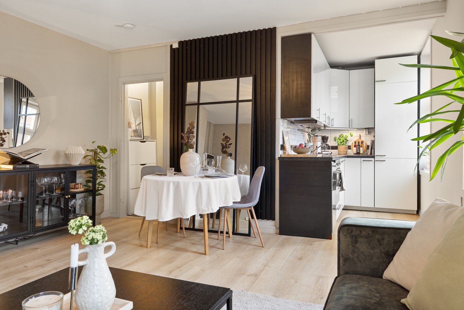 Rommets gode størrelse gir mange møbleringsmuligheter, med god plass til sofagruppe, tv-møblement og spisebord Galleribilde