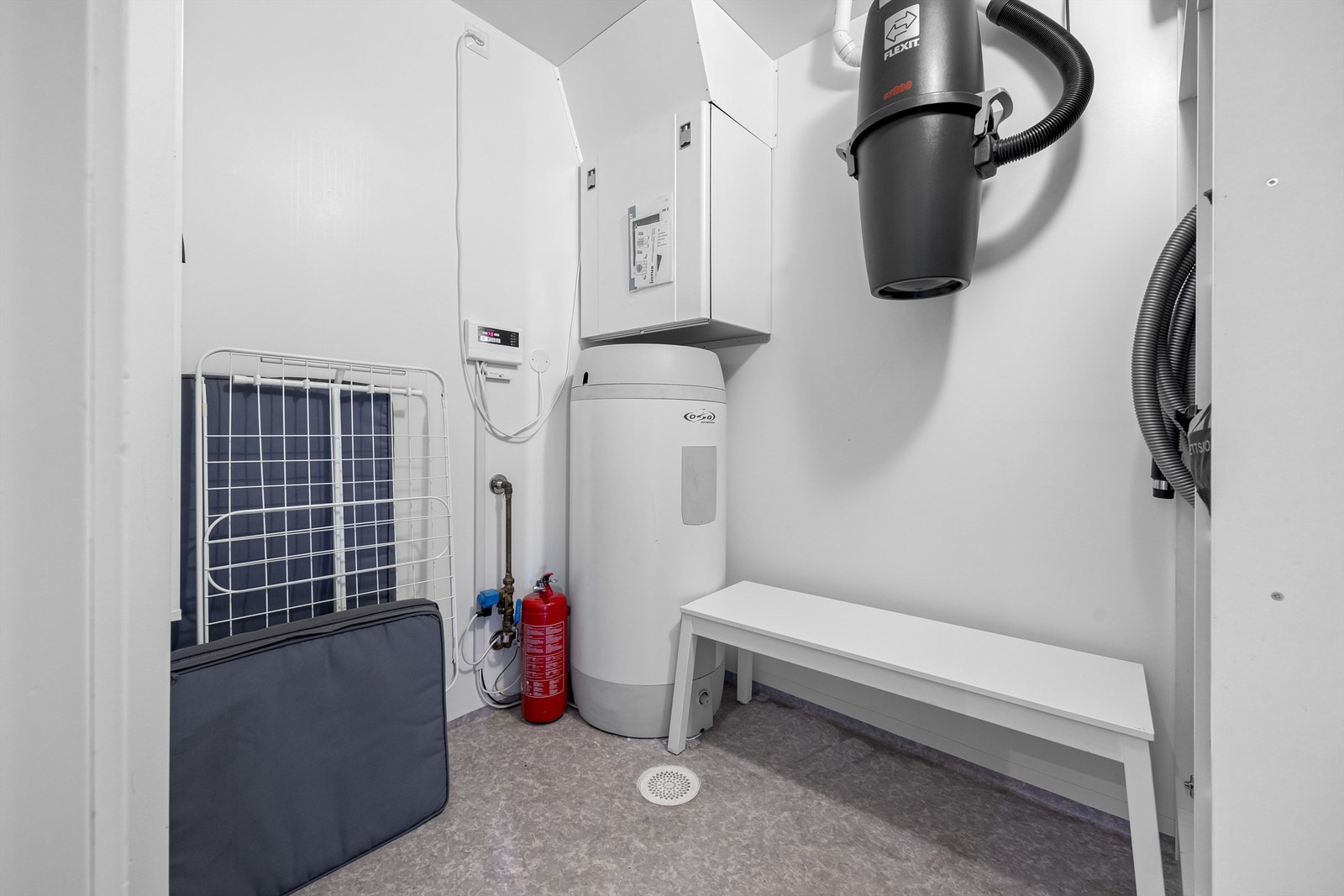 Teknisk rom med sentralstøvsuger, balansert ventilasjon og varmtvannstank bl.a. Galleribilde