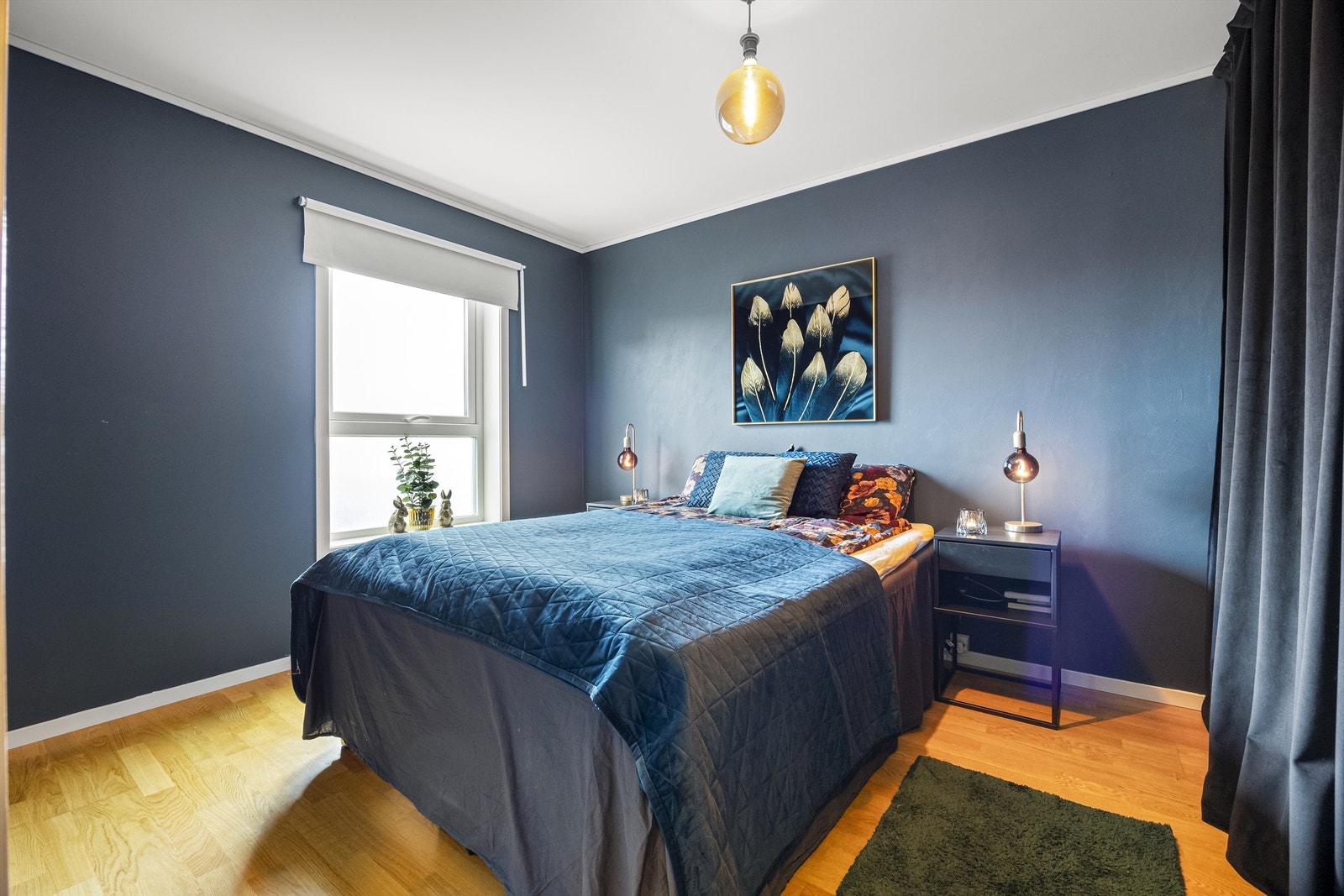 Hovedsoverom med forheng foran en romslig
garderobe Galleribilde