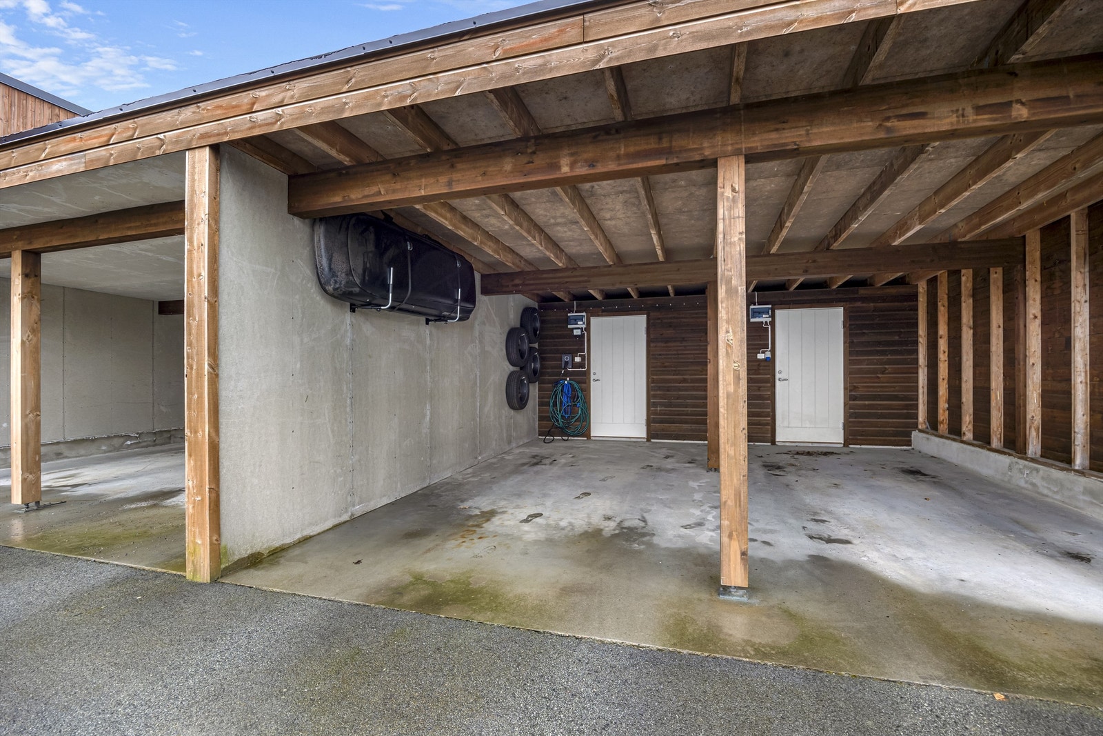 Carporten har Elbillader, oppheng og en romslig bod hv
or det også er strøm. Galleribilde