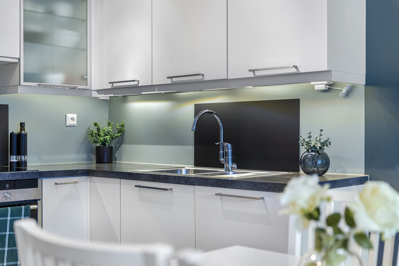 Kjøkkenet har en pen benkeplate og godt med skapplass Galleribilde