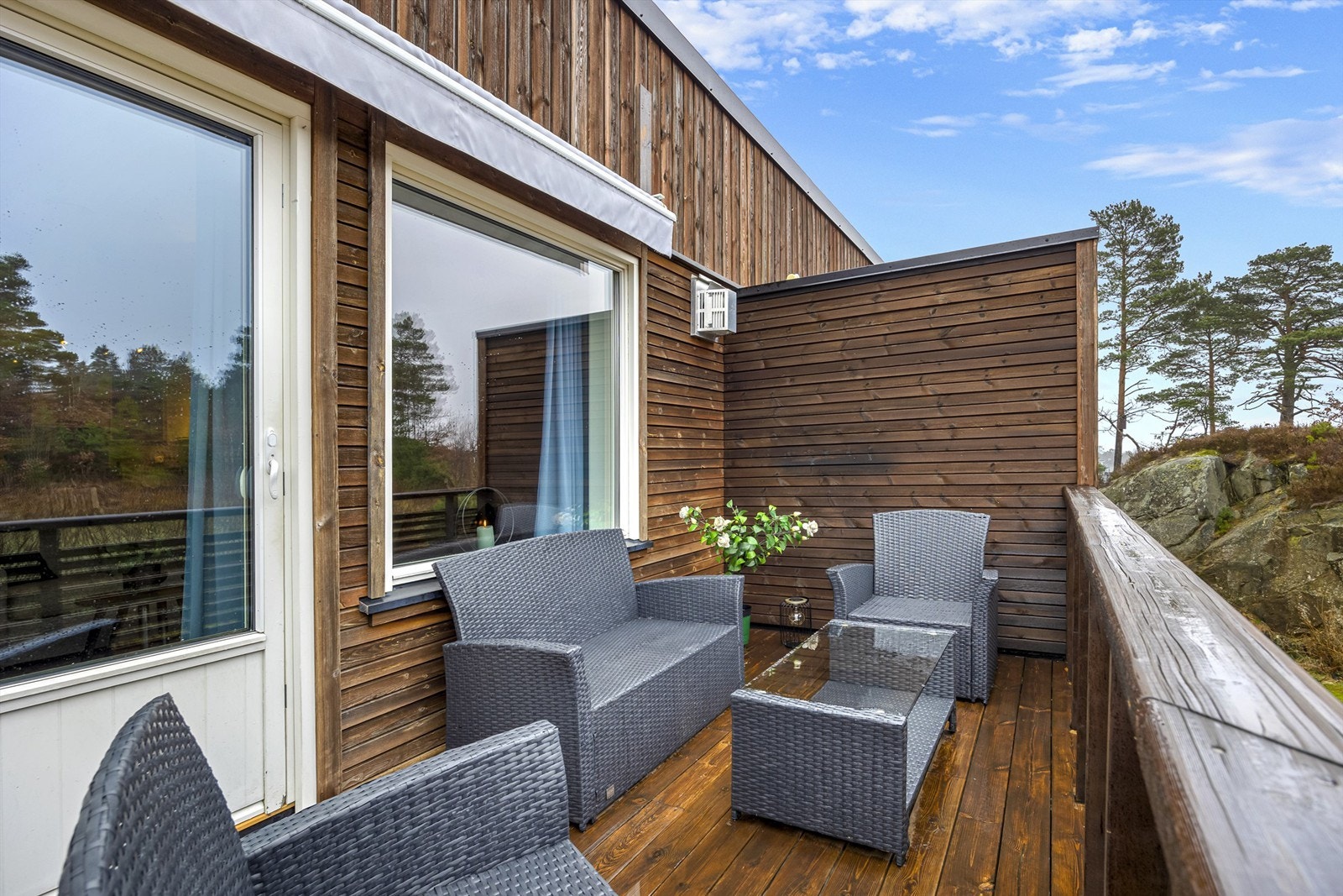 Flott balkong med friområde i utsikten Galleribilde