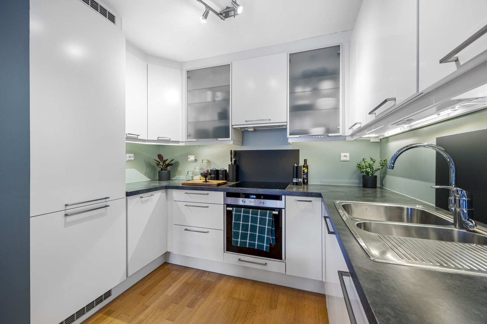 Integrerte hvitevarer medfølger som koketopp, stekeovn, oppvaskmaskin og kjøl/fryseskap Galleribilde