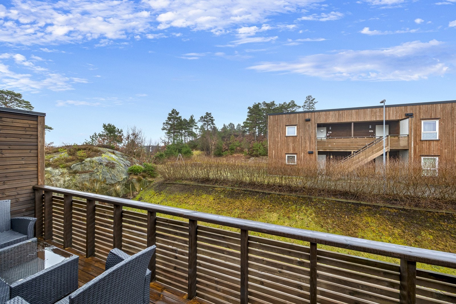 Ved enden av nabobygget er det er nydelig grillplass på fellesarealene - Denne kan brukes fritt Galleribilde