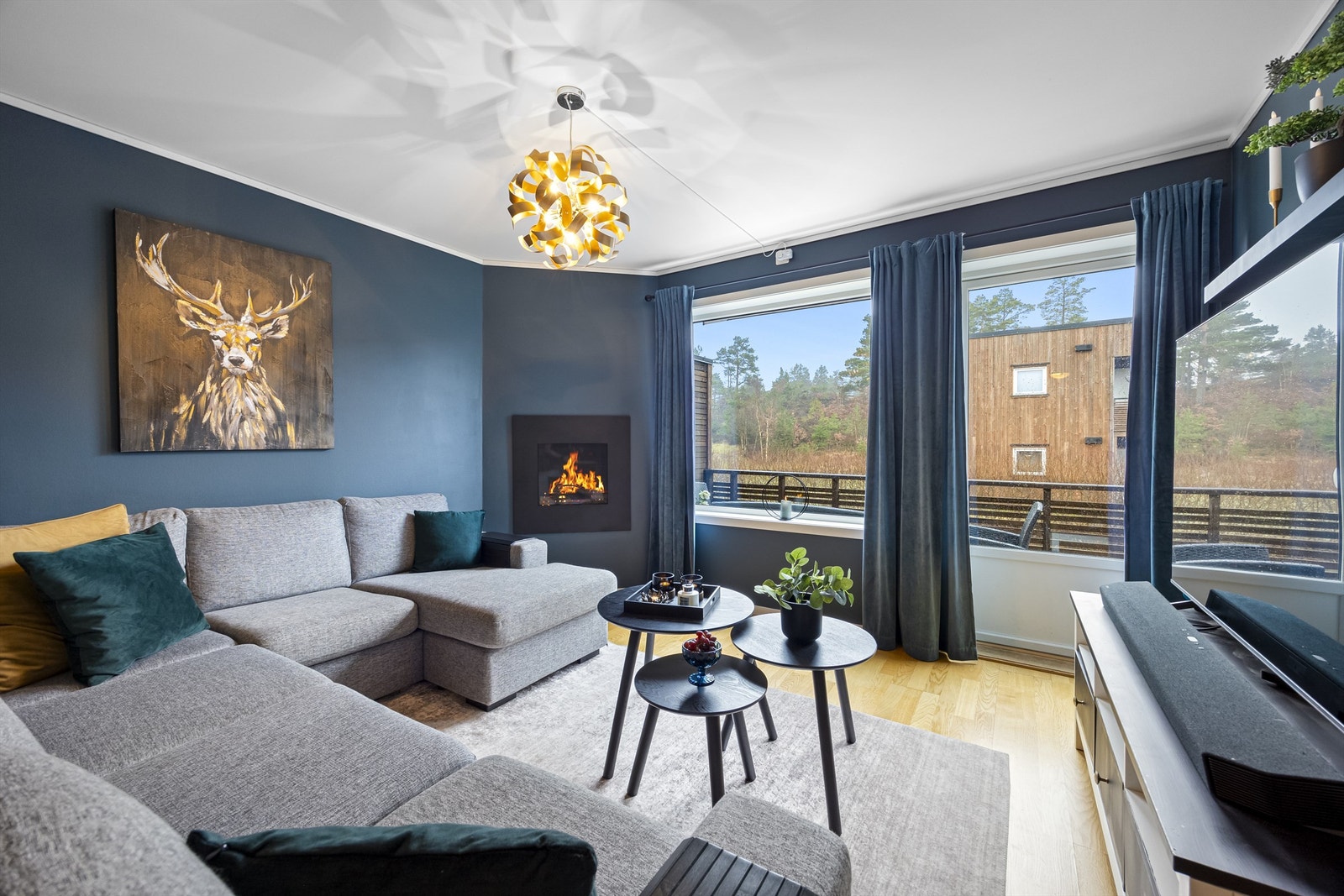 I stuen er det gasspeis og store vindusflater Galleribilde