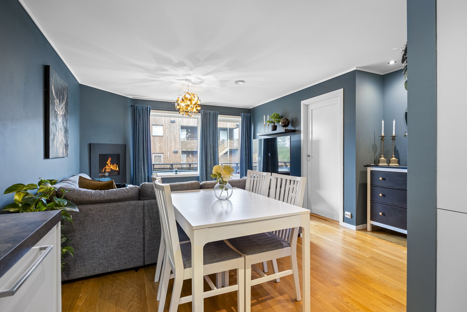 Flott stue med utgang til balkong Galleribilde