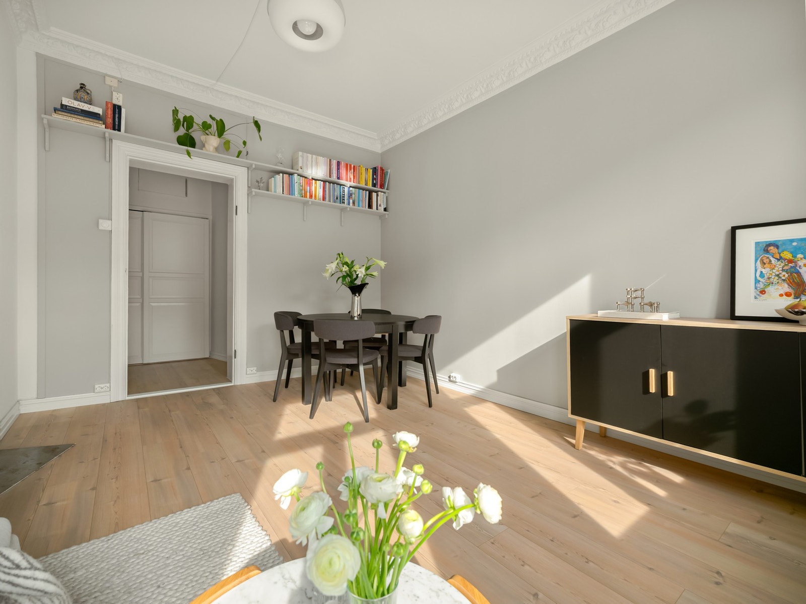 I stuen har du godt med plass til å innrede med både sofagruppe og spisebord, og tv-en har sin naturlige plassering. Galleribilde